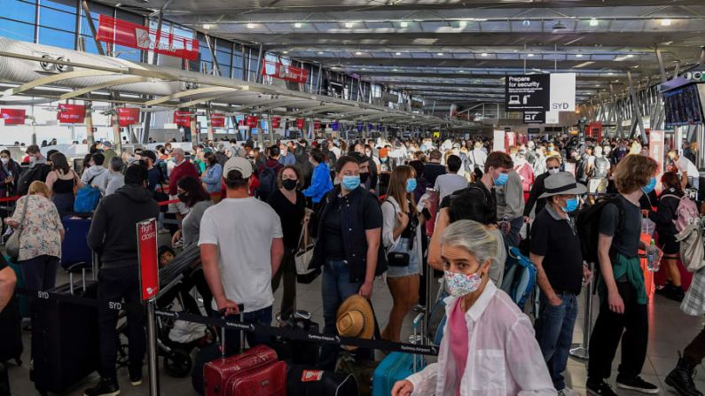 Mientras tanto, en Down Under: Las colas en Sydney para viajar en Semana Santa son igual de largas.