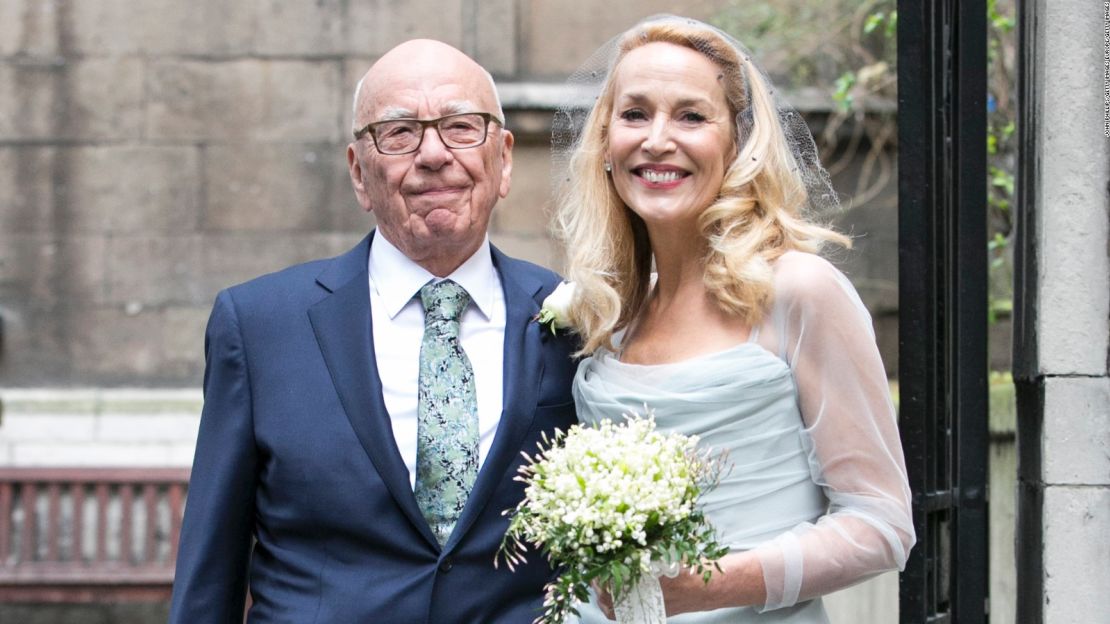 Rupert Murdoch y Jerry Hall saliendo de la iglesia de St Brides tras su boda el 5 de marzo de 2016 en Londres, Inglaterra.