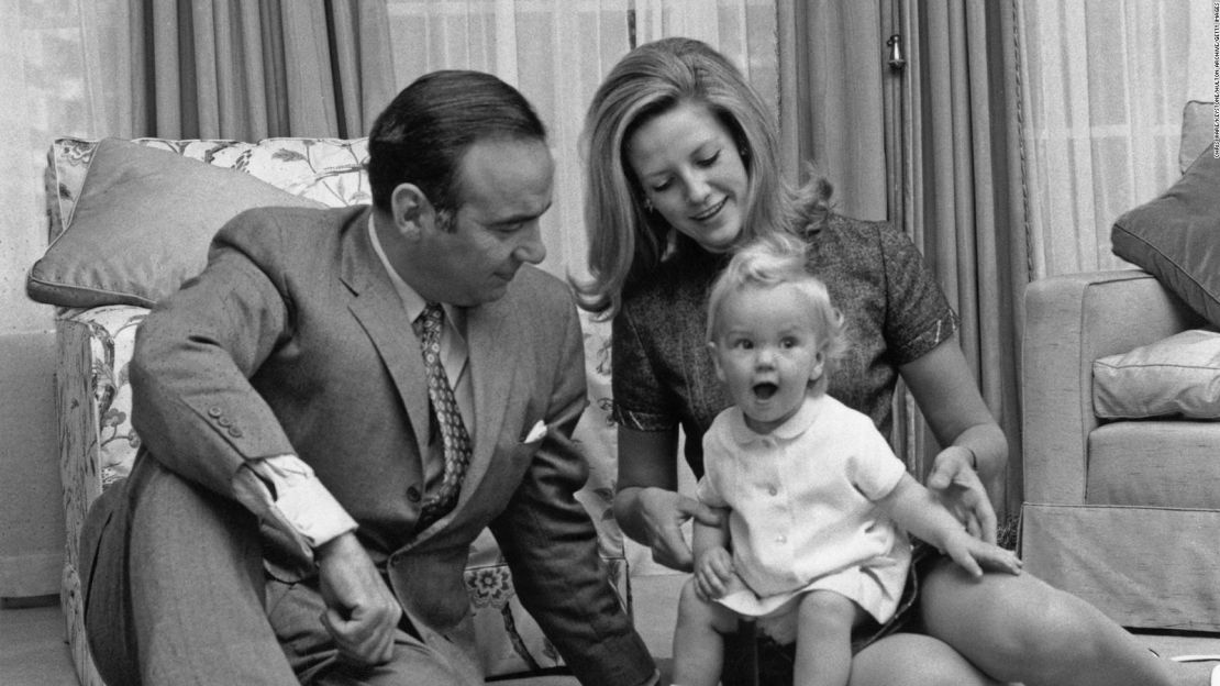 El magnate australiano de los medios de comunicación Rupert Murdoch con su segunda esposa Anna Maria Torv y su hija de 14 meses Elisabeth en su casa de Sussex Gardens, Londres, el 4 de octubre de 1969.