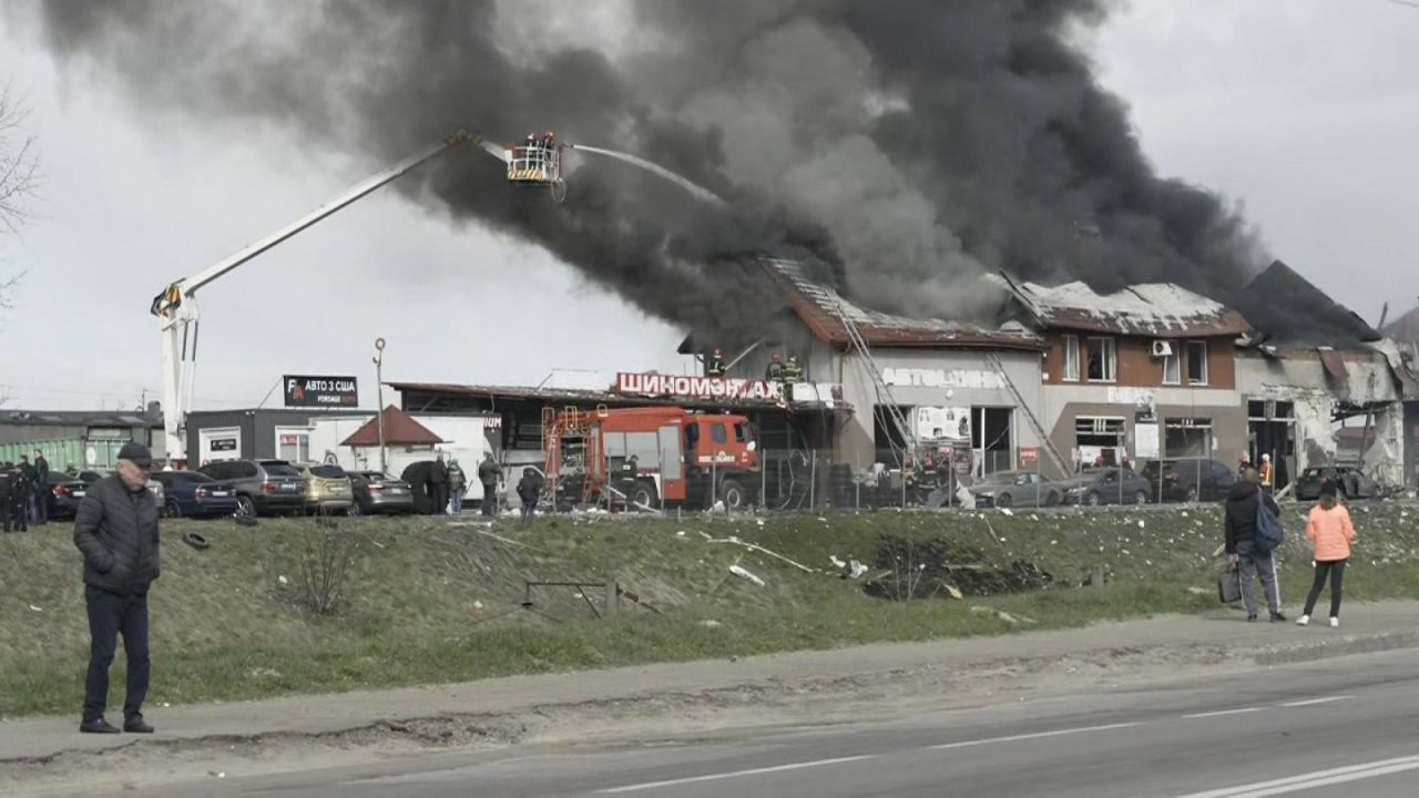 CNNE 1189853 - imponente nube de humo cubre el cielo de lviv tras ataques rusos