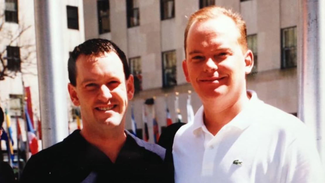 Brien Convery y Douglas McTaggart en el Rockefeller Center el 11 de abril de 1998, el día después de conocerse. Foto por cortesía de BKC y DGM