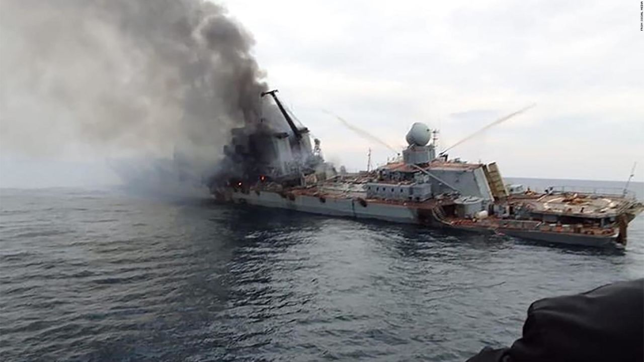 Las imágenes surgieron el lunes 18 de abril temprano en las redes sociales que muestran al crucero de misiles guiados de Rusia, el Moskva, gravemente dañado y en llamas horas antes de que el barco se hundiera en el mar Negro.