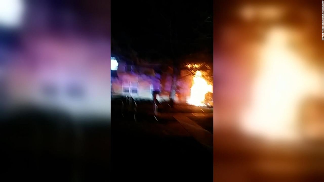 CNNE 1190059 - dramatico video- policia rescata a una madre y dos ninos de un incendio