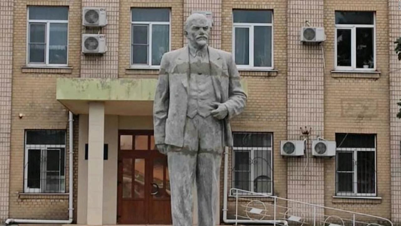 CNNE 1190233 - reinstalan una estatua de lenin una ciudad de ucrania