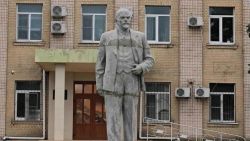 CNNE 1190233 - reinstalan una estatua de lenin una ciudad de ucrania