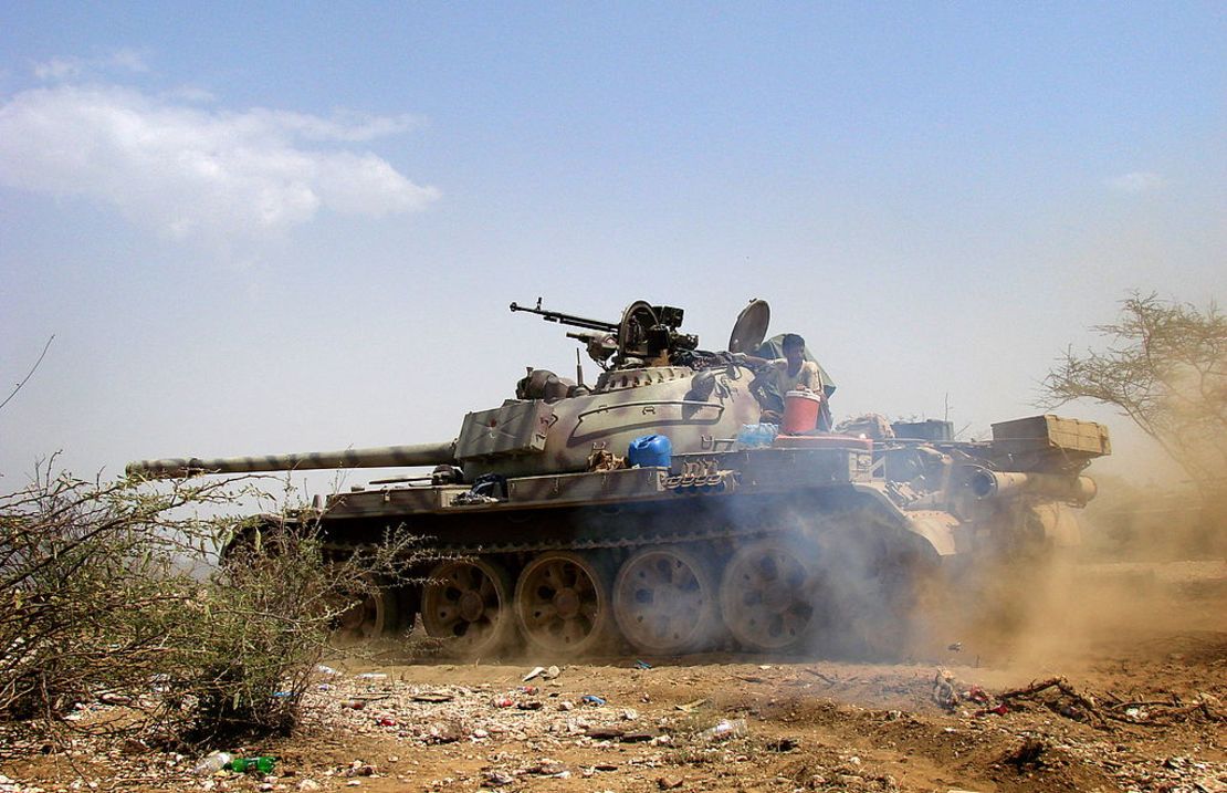 Un tanque del ejército de Yemen se mueve para tomar una posición en Saada, al norte de Saná, durante los enfrentamientos con los rebeldes hutíes el 11 de febrero de 2010.