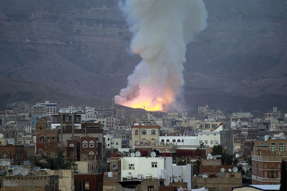 El humo se eleva tras un ataque aéreo de la coalición liderada por Arabia Saudita el 11 de mayo de 2015, en la capital, Saná.