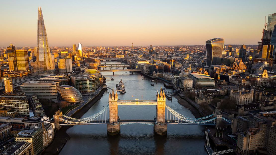 Una vista aérea de Londres y el río Támesis. El Reino Unido estaba en el nivel 3 (riesgo "alto") el 18 de abril de 2022. Crédito: Wayne H/Adobe Stock