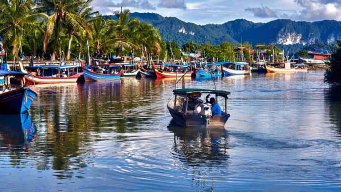 En la isla de Langkawi, Malasia, actualmente en el nivel 3, se pueden ver los tradicionales y coloridos barcos de pesca asiáticos.Crédito: vasilygureev/Adobe Stock