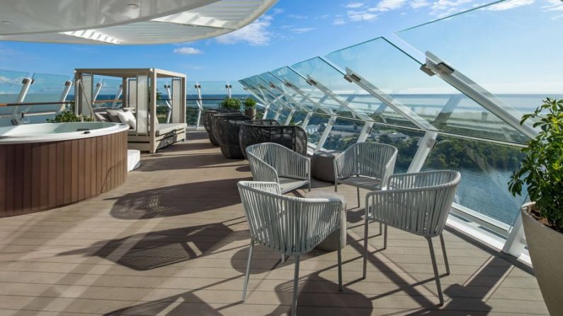 Las Iconic Suites de Celebrity Beyond: estas impresionantes suites incluyen una bañera de hidromasaje privada en la terraza. El costo de las suites comienza en US$ 15.340 por persona. Crédito: Celebrity Cruises