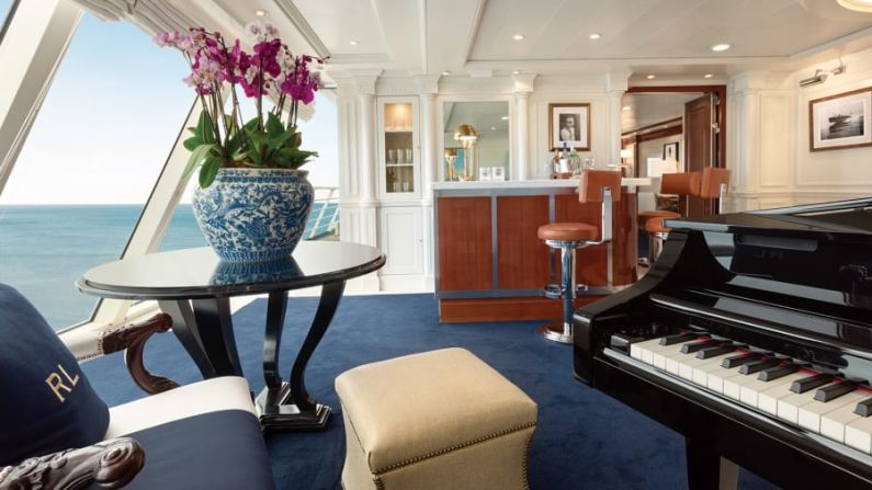 Owner's Suites de Oceania Riviera: diseñadas por Ralph Lauren Home Collection, las suites son majestuosas pero confortables y cuentan con mantas de cachemira, artículos de tocador de Bulgari y un bar en la suite con seis botellas completas de licores o vinos de primera calidad. Crédito: Oceania Cruises