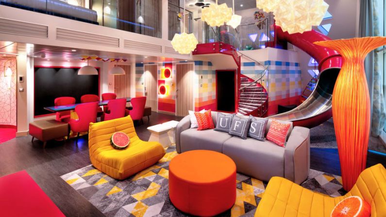 Ultimate Family Suites de Royal Caribbean: la suite está llena de colores vibrantes y comodidades como su propio tobogán en la suite, una mesa de hockey de aire y un televisor 4K de 85 pulgadas. La suite puede alojar a familias de hasta 10 personas. Crédito: Royal Caribbean