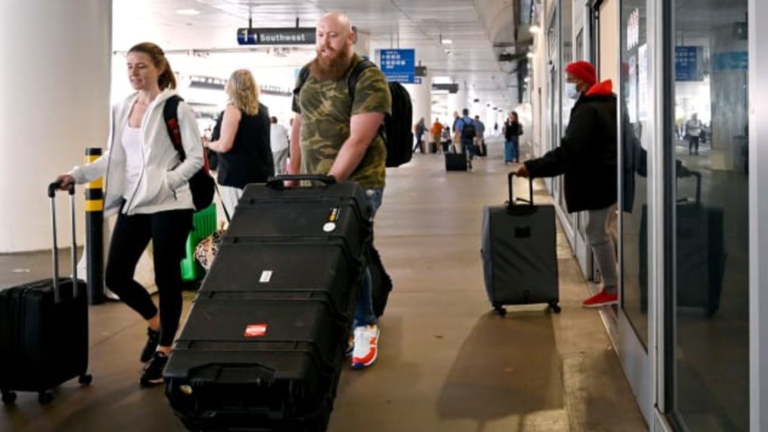 Los pasajeros aéreos de Estados Unidos ya no están obligados a usar mascarilla.Crédito: Brittany Murray/MediaNews Group/Long Beach Press-Telegram/Getty Images