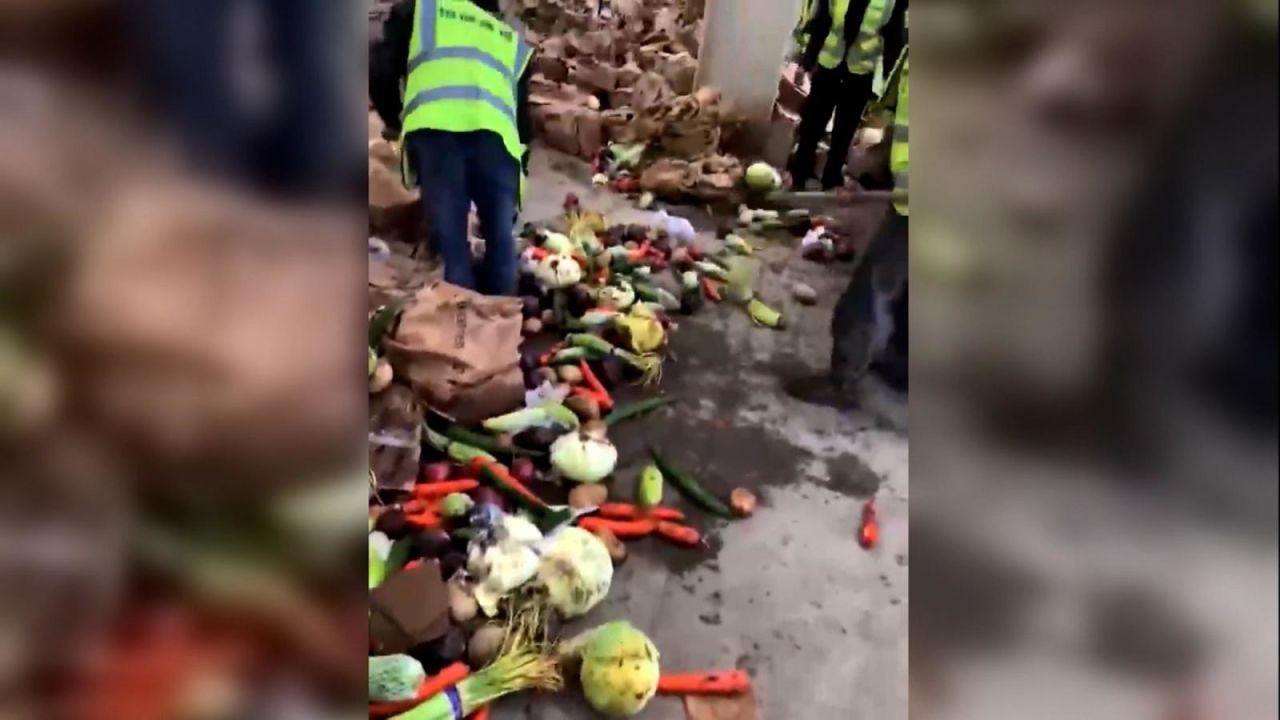 CNNE 1190440 - asi desechan las verduras donadas a los confinados en shanghai