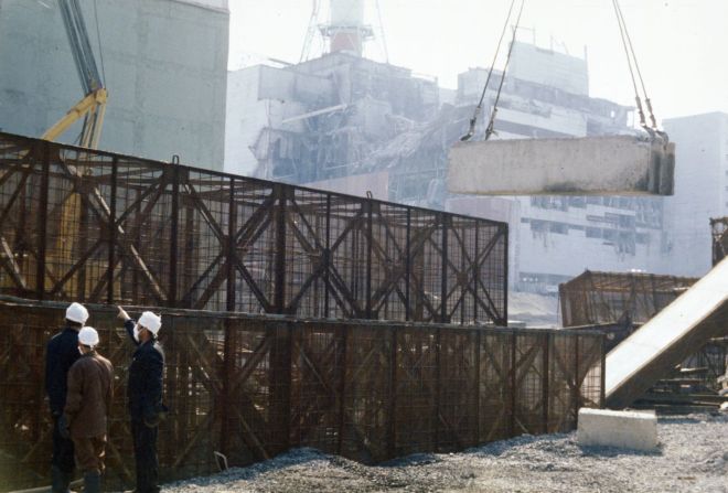 Los equipos de construcción construyeron un muro de contención alrededor del reactor de la unidad cuatro dañado en agosto de 1986. Sovfoto/UIG/Getty Images