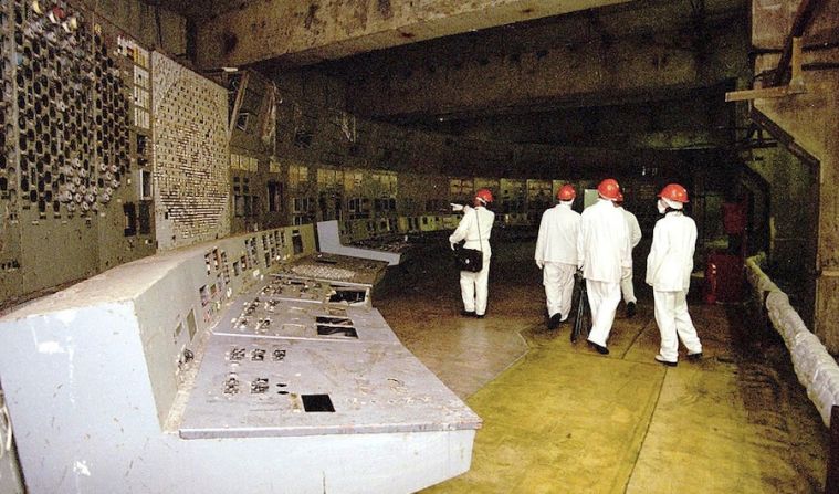 El 14 de abril de 1998 trabajadores accedieron a la planta. En la imagen se ve cómo quedó la sala de control (GENIA SAVILOV/AFP/Getty Images).