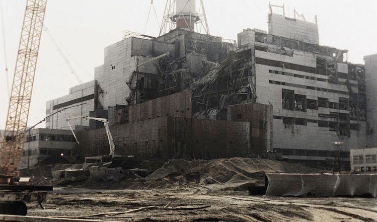 FOTOS | Chernobyl: antes y después - El 26 de abril de 1986 el reactor 4 de la planta de energía de Chernobyl explotó liberando grandes cantidades de radiación a la atmósfera. (Volodymyr Repik/AP) →