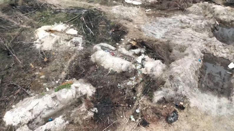 Imágenes de drones muestran lo que fueron trincheras excavadas por soldados rusos en esa área, que es particularmente radiactiva.