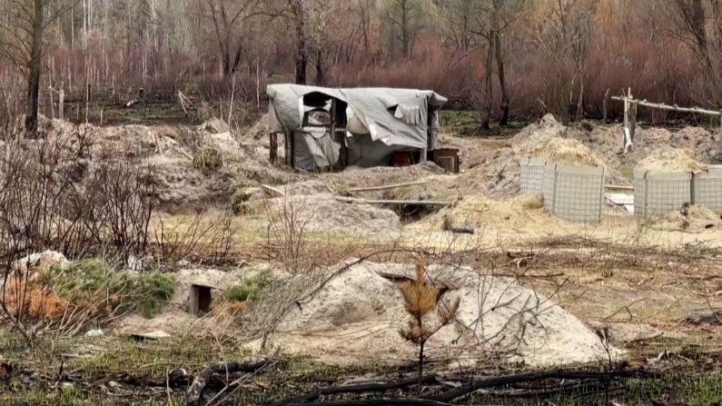 "Fueron al Bosque Rojo y trajeron material radiactivo en sus zapatos", explicó el soldado ucraniano, Ihor Ugolkov. "Otros lugares están bien, pero la radiación aumentó aquí, porque vivían aquí".