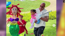 CNNE 1190489 - the rock comparte celebra el cumpleanos de su pequena hija tia