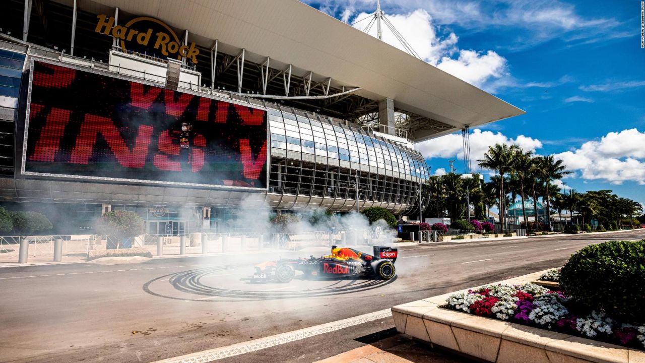 CNNE 1190532 - checo perez enciende miami con su red bull