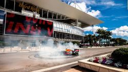 CNNE 1190532 - checo perez enciende miami con su red bull