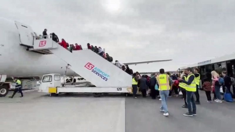 CNN acompañó la travesía de un vuelo humanitario que llevó más de 200 refugiados ucranianos desde Polonia a España