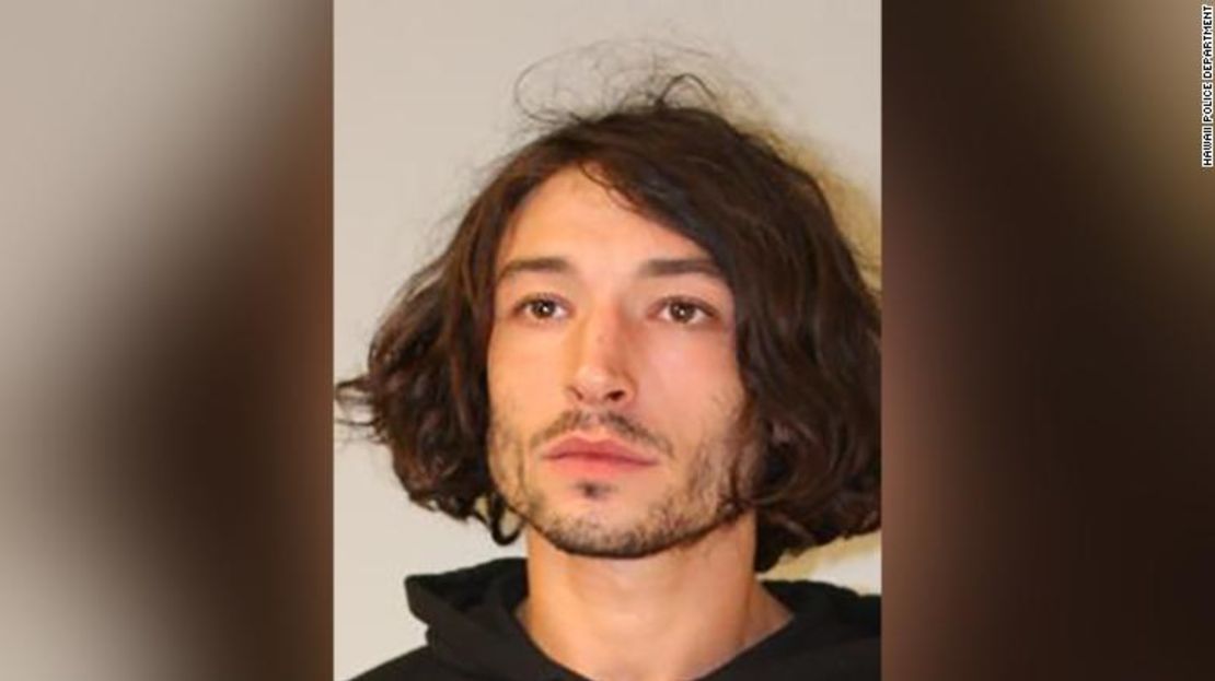 El actor Ezra Miller, visto aquí en una foto de la policía, fue arrestado en la isla de Hawai por segunda vez este año.