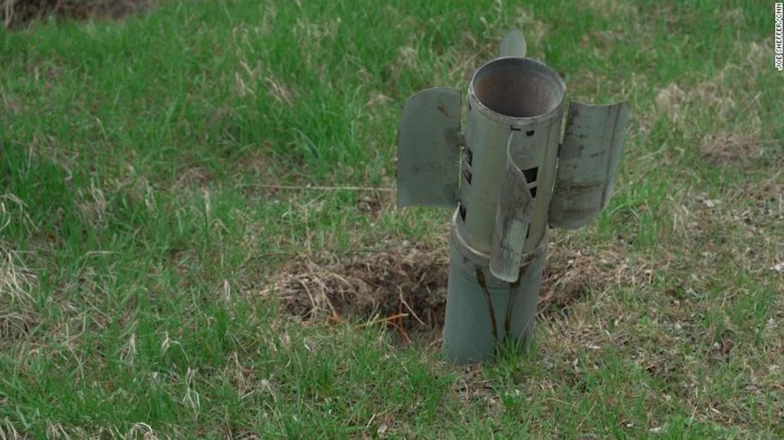 Una aleta de cola de cohete Smerch todavía está en el jardín de Chernysh.