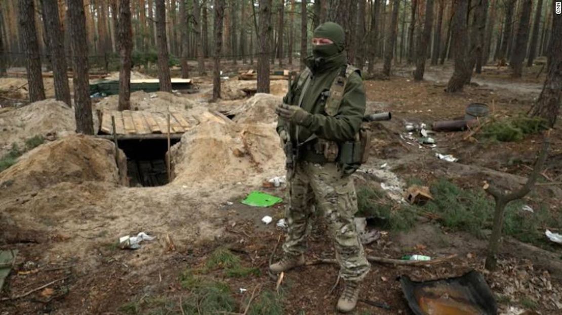 Un miembro de las fuerzas especiales ucranianas camina por el campamento militar ruso abandonado.