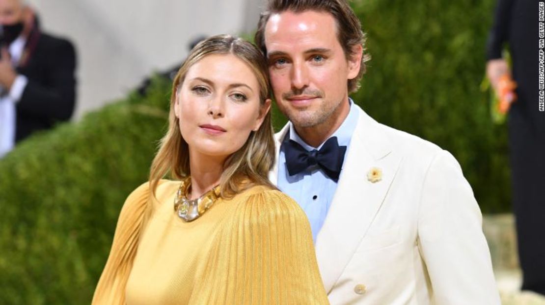 Maria Sharapova y su prometido Alexander Gilkes llegan A la Met Gala 2021.