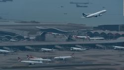 CNNE 1191018 - restricciones por covid-19 impactan hong kong como centro de aviacion