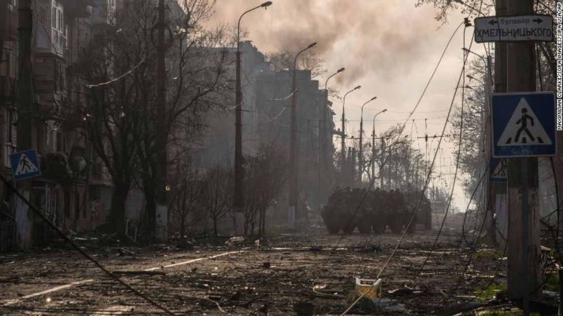 Vehículos blindados de la llamada República Popular de Donetsk circulan por una calle de Mariúpol el 18 de abril.