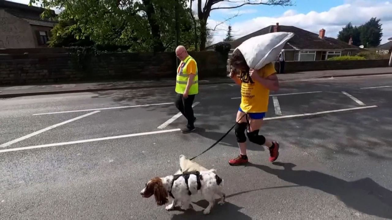 CNNE 1191053 - un hombre y su perrita compitieron en una carrera cargando carbon