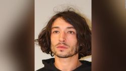 CNNE 1191059 - ezra miller fue arrestado por agresion