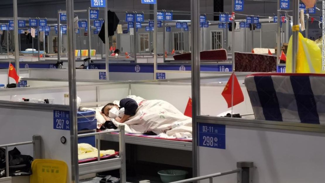 Un hombre duerme en un hospital temporal para personas con Covid-positivo en Shanghai, China, el martes 19 de abril de 2022.