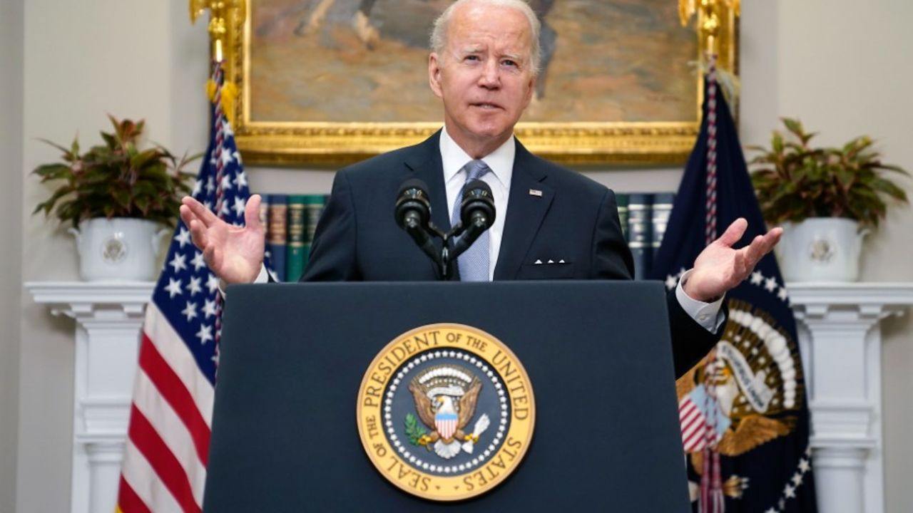 El presidente Joe Biden habla sobre la invasión rusa de Ucrania, en la Sala Roosevelt de la Casa Blanca, el jueves 21 de abril, en Washington D.C.