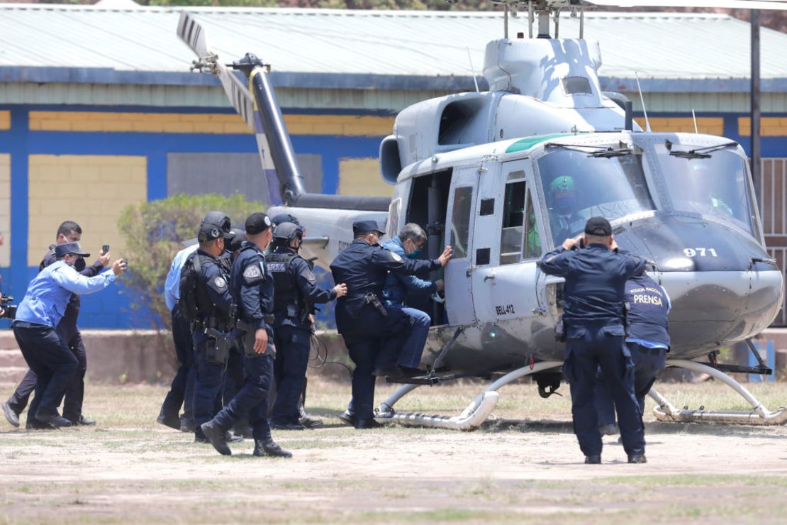 TEGUCIGALPA, HONDURAS - 21 DE ABRIL: El ex presidente de Honduras Juan Orlando Hernández es escoltado por miembros de las Fuerzas Especiales de la Policía para ser extraditado a EE. UU. para enfrentar cargos de aceptar sobornos de narcotraficantes en la Dirección Nacional de Fuerzas Especiales de Honduras el 21 de abril de 2022 en Tegucigalpa, Honduras. Hernández será juzgado por supuestamente ayudar en el contrabando de cientos de toneladas de cocaína a Estados Unidos