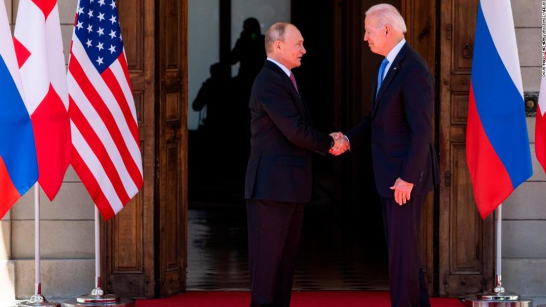 El presidente de Estados Unidos, Joe Biden, y el presidente de Rusia, Vladimir Putin, se dan la mano en el exterior de Villa La Grange, en Ginebra, Suiza, justo antes de entrar en sus reuniones, el miércoles 16 de junio de 2021.