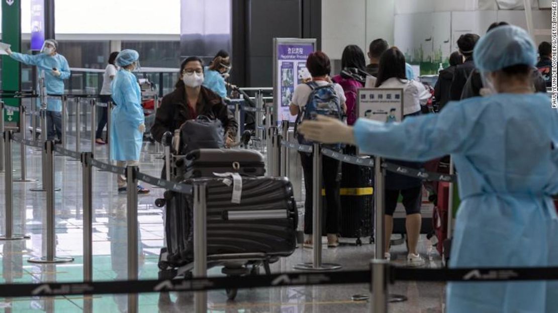 Viajeros que se dirigen a la cuarentena en el Aeropuerto Internacional de Hong Kong el 1 de abril.