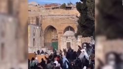 CNNE 1192372 - nuevos enfrentamientos en mezquita de aqsa, en jerusalen