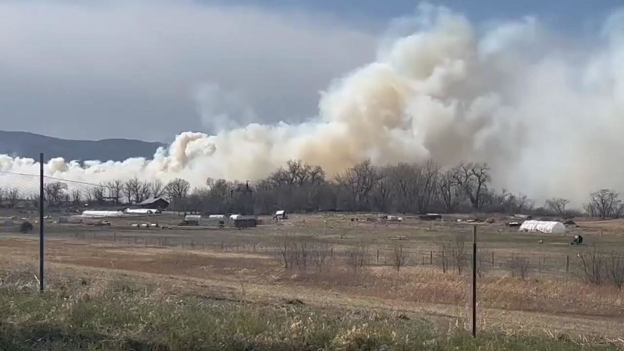 CNNE 1192511 - asi se alimenta el incendio forestal en arizona