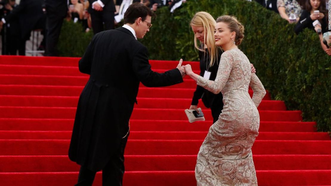 Johnny Depp y Amber Heard, entonces comprometidos, llegan a la Met Gala en 2014.