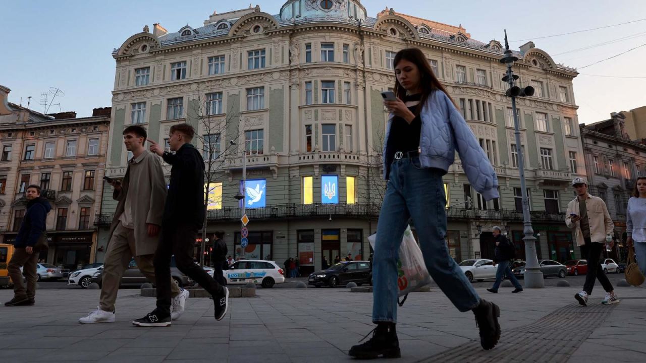 CNNE 1195826 - a dos meses de la invasion rusa, asi lucen las calles de lviv