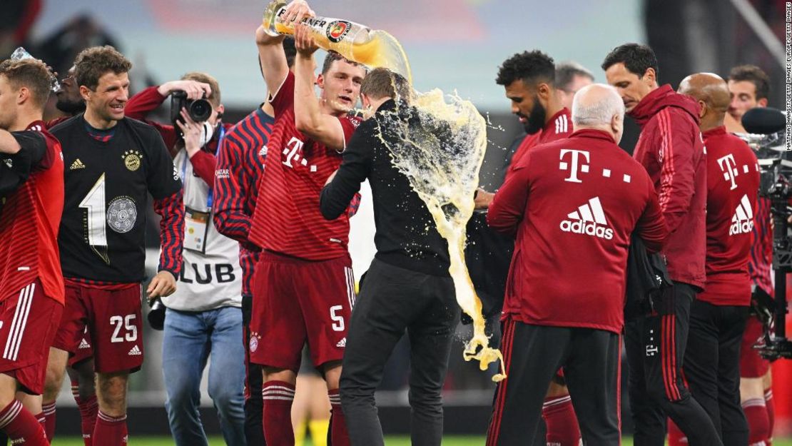 Julian Nagelsmann, de 34 años, recibe una lluvia de cerveza después de ganar su primer título de liga.