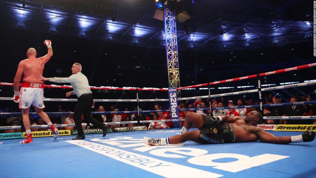 Whyte lucha por ponerse de pie después de que Fury conectó el gancho final.