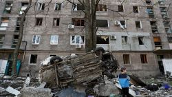 Un niño se encuentra cerca de los daños y los escombros en Mariúpol, Ucrania, el 24 de abril.