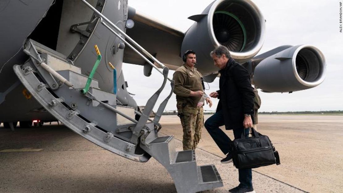 El secretario de Estado, Antony Blinken, aborda un avión para partir el sábado 23 de abril de 2022 en la base de la Fuerza Aérea Andrews, Maryland.