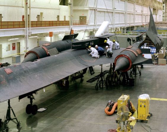 Ingenieros montan el equipo de prueba en la parte trasera de un SR-71. Crédito: NASA