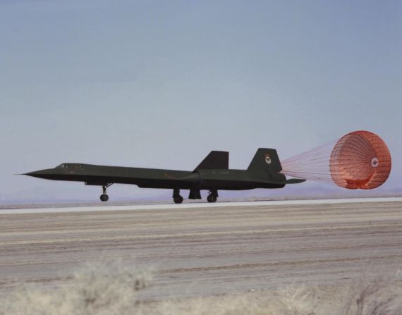 El SR-71 necesitaba un paracaídas de aterrizaje. Crédito: NASA